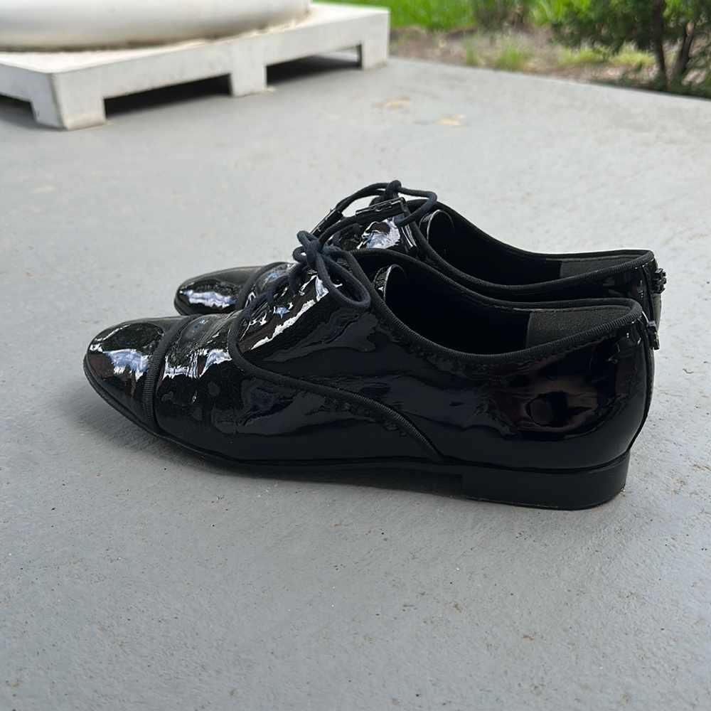 Tory Burch patent leather lace up oxford shoe 8